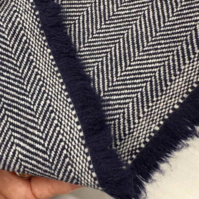 Tissu pure lainage chevrons écru bleu marine - Haute couture