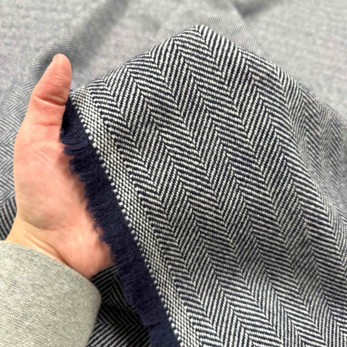 Tissu pure lainage chevrons écru bleu marine - Haute couture
