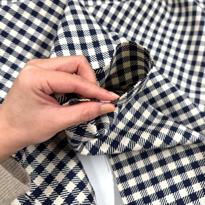 Tissu laine coton carreaux bleu marine foncé crème chatoyant - Haute couture Tissu laine coton carreaux bleu marine foncé crème chatoyant - Haute couture