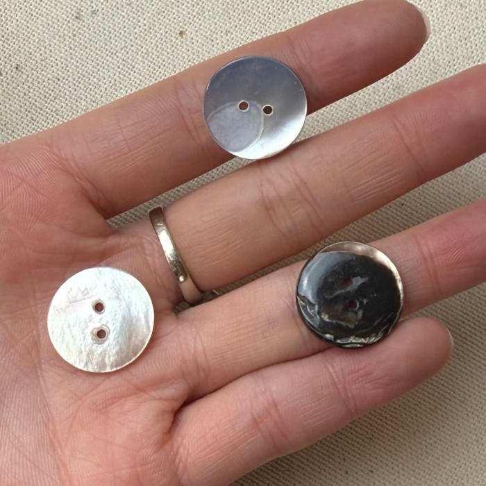 Bouton rond nacre gris naturel 17mm