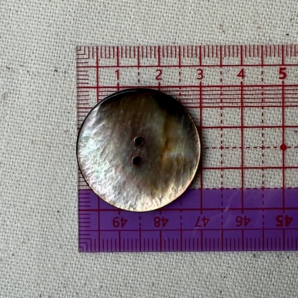 Bouton rond nacre marron naturel 30mm Bouton rond nacre marron naturel 30mm