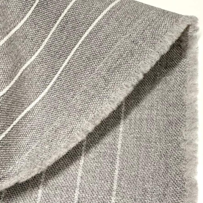 Tissu laine gris à rayures blanches - Haute couture Tissu laine gris à rayures blanches - Haute couture