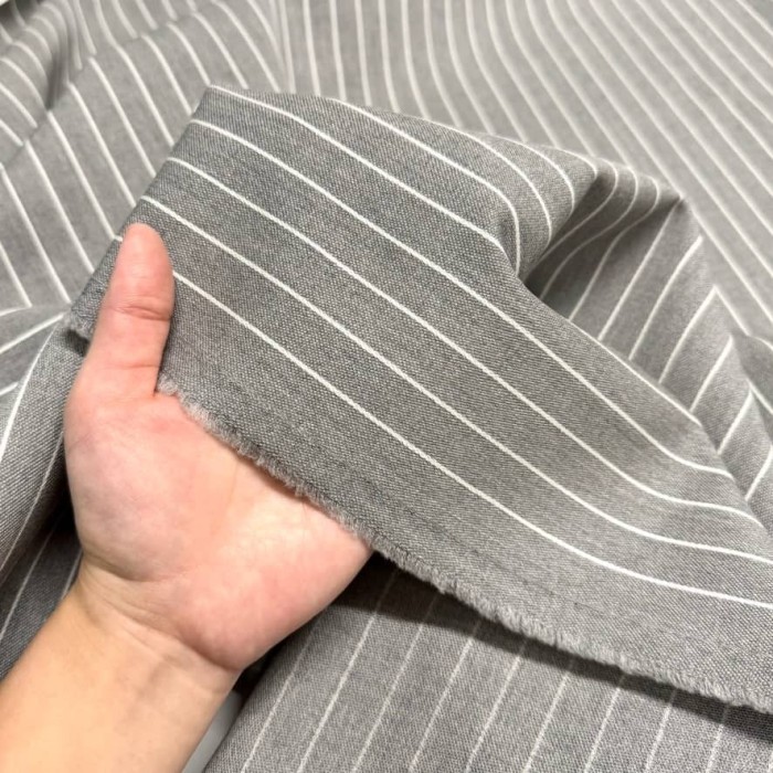 Tissu laine gris à rayures blanches - Haute couture Tissu laine gris à rayures blanches - Haute couture