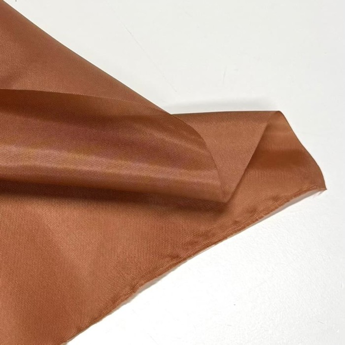 Tissu doublure polyester marron cuivré uni Tissu doublure polyester marron cuivré uni