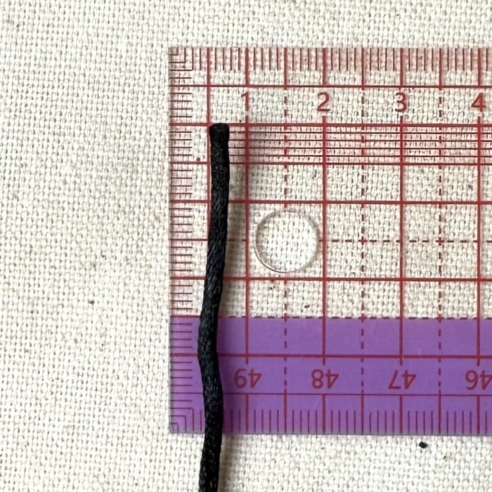 Queue de rat noir polyester 2mm