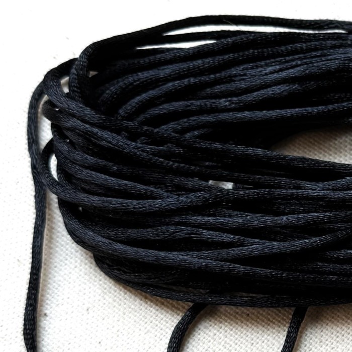 Queue de rat noir polyester 2mm