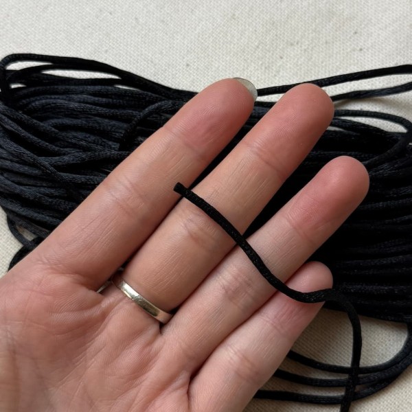 Queue de rat noir polyester 2mm Queue de rat noir polyester 2mm