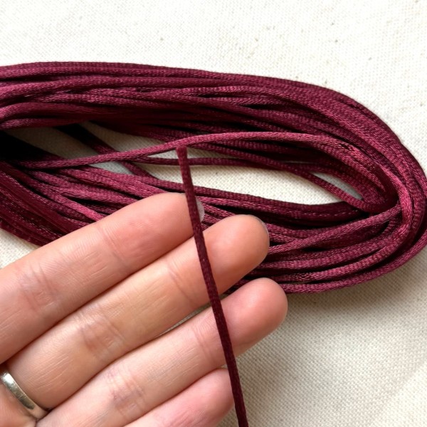 Queue de rat bordeaux polyester 2mm Queue de rat bordeaux polyester 2mm