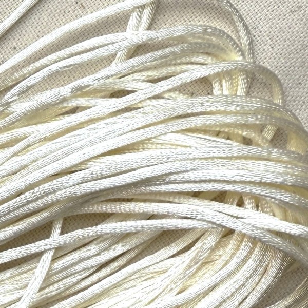 Queue de rat blanc écru polyester 2mm Queue de rat blanc écru polyester 2mm