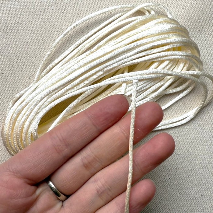 Queue de rat blanc écru polyester 2mm