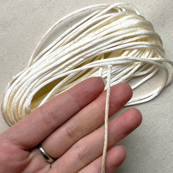 Queue de rat blanc écru polyester 2mm Queue de rat blanc écru polyester 2mm