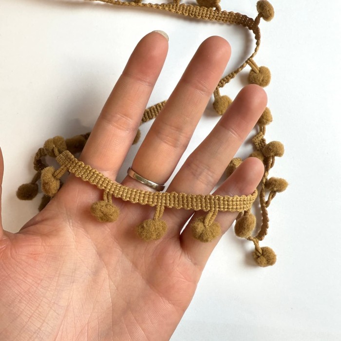 Galon pompon mini marron Missouri 20mm