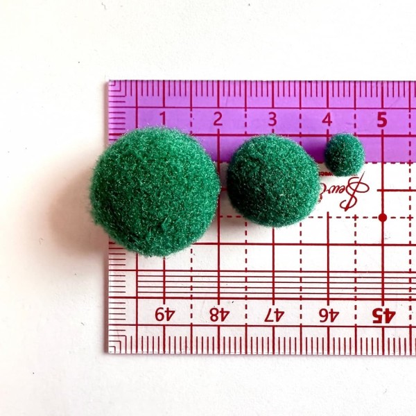 Lot de pompons polyamide vert Lot de pompons polyamide vert