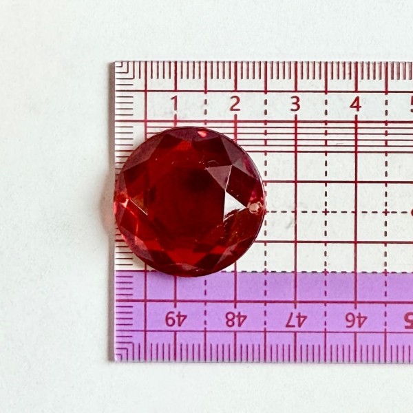 Pierre strass à coudre rond 2 trous rouge fond or 25mm Pierre strass à coudre rond 2 trous rouge fond or 25mm