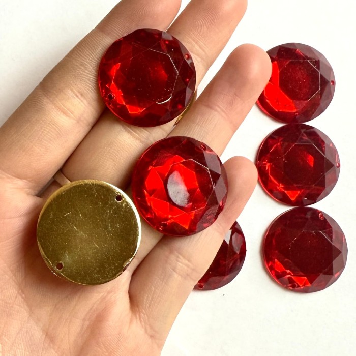 Pierre strass à coudre rond 2 trous rouge fond or 25mm