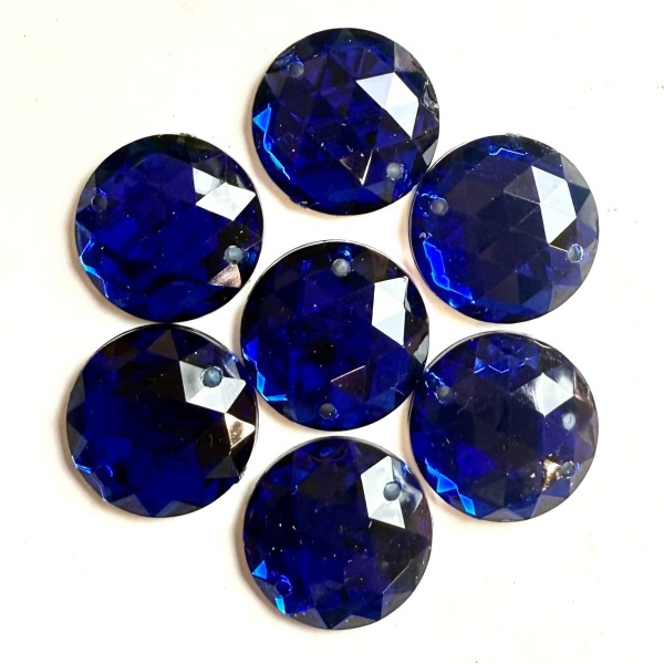 Pierre strass à coudre rond 2 trous bleu fond argent 18mm Pierre strass à coudre rond 2 trous bleu fond argent 18mm