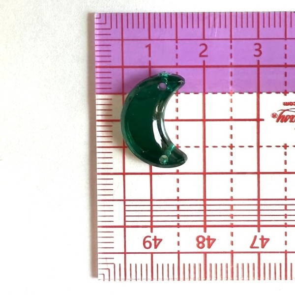 Pierre strass à coudre lune 2 trous vert fond or 12mm Pierre strass à coudre lune 2 trous vert fond or 12mm