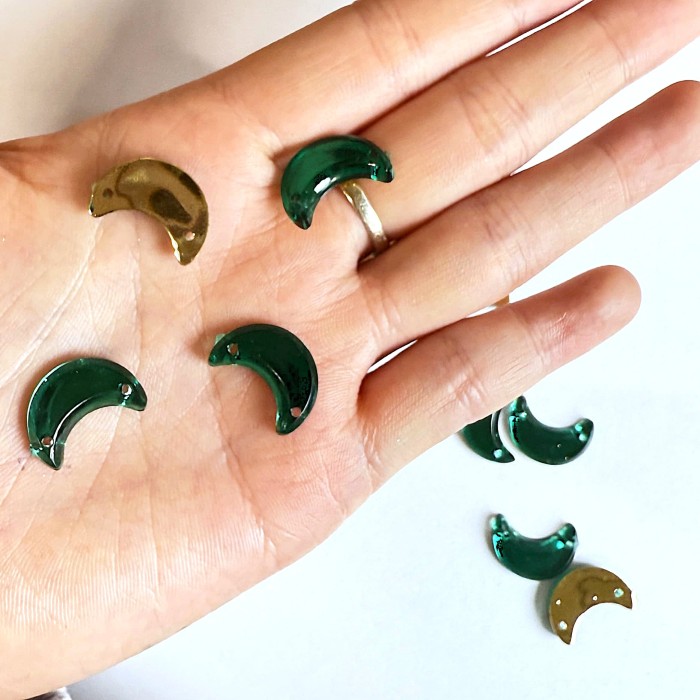 Pierre strass à coudre lune 2 trous vert fond or 12mm