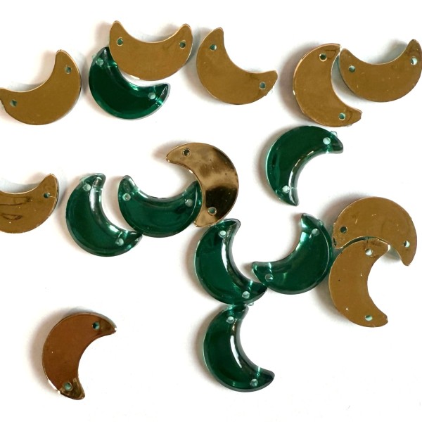 Pierre strass à coudre lune 2 trous vert fond or 12mm Pierre strass à coudre lune 2 trous vert fond or 12mm