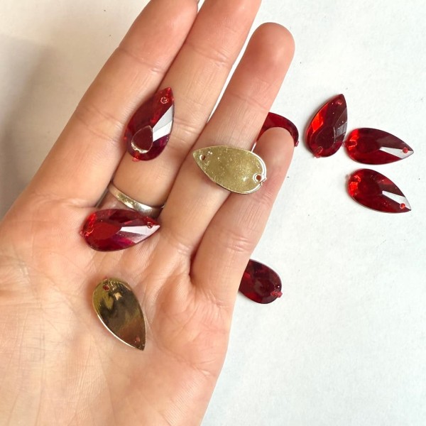 Pierre strass à coudre goutte 2 trous rouge fond or 12mm Pierre strass à coudre goutte 2 trous rouge fond or 12mm