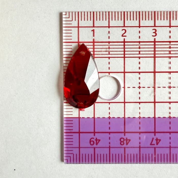 Pierre strass à coudre goutte 2 trous rouge fond or 12mm