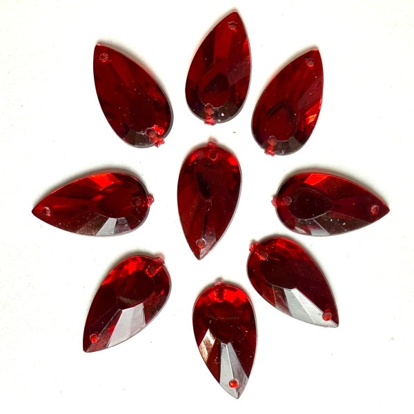Pierre strass à coudre goutte 2 trous rouge fond or 12mm Pierre strass à coudre goutte 2 trous rouge fond or 12mm