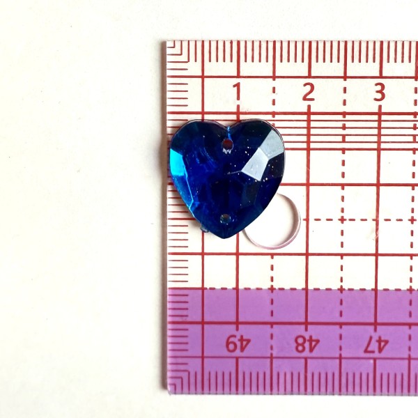 Pierre strass à coudre cœur 2 trous bleu fond or 16mm Pierre strass à coudre cœur 2 trous bleu fond or 16mm