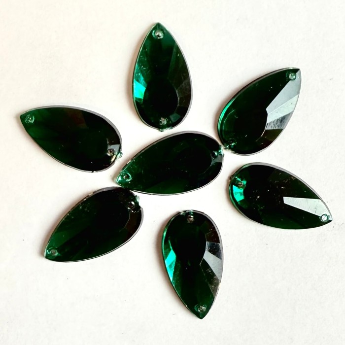 Pierre strass à coudre goutte 2 trous vert fond or 12mm