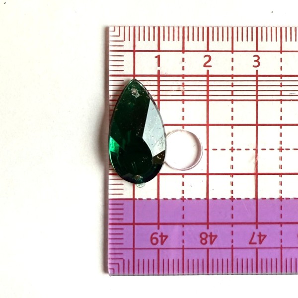 Pierre strass à coudre goutte 2 trous vert fond or 12mm Pierre strass à coudre goutte 2 trous vert fond or 12mm