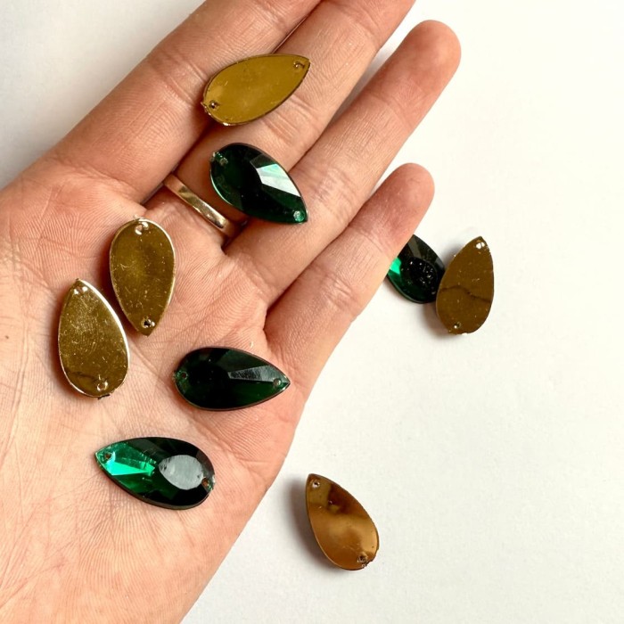 Pierre strass à coudre goutte 2 trous vert fond or 12mm