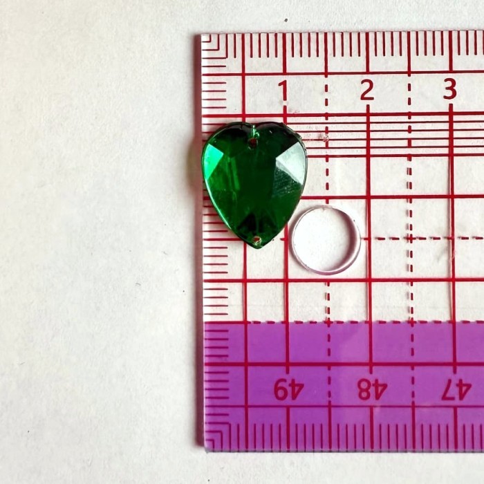 Pierre strass à coudre cœur 2 trous vert fond or 12mm