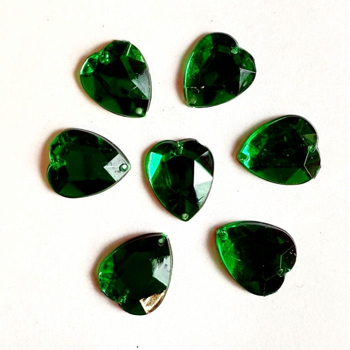 Pierre strass à coudre cœur 2 trous vert fond or 12mm