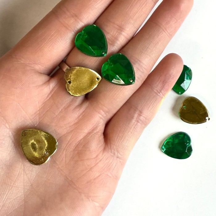 Pierre strass à coudre cœur 2 trous vert fond or 12mm