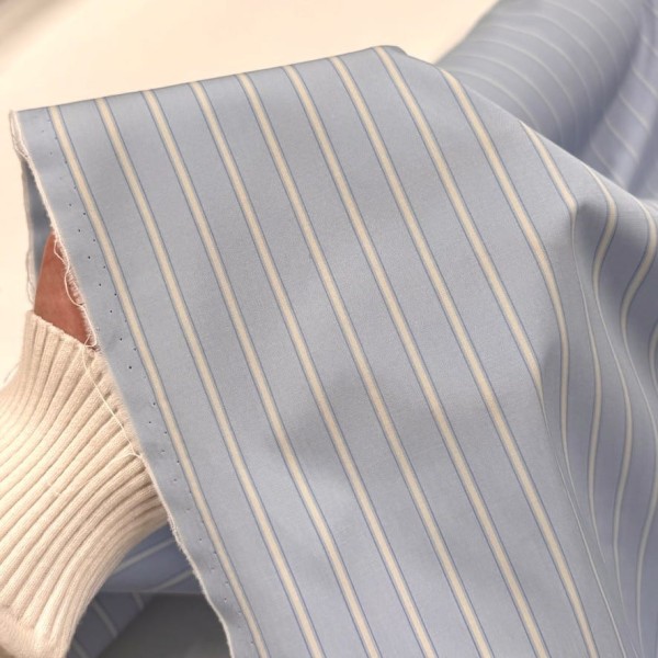 Tissu coton popeline bleu clair poudré à rayures blanches - Haute couture Tissu coton popeline bleu clair poudré à rayures blanches - Haute couture