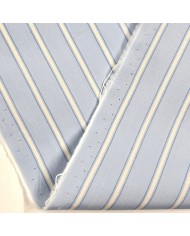 Tissu coton popeline bleu clair poudré à rayures blanches - Haute couture Tissu coton popeline bleu clair poudré à rayures blanches - Haute couture