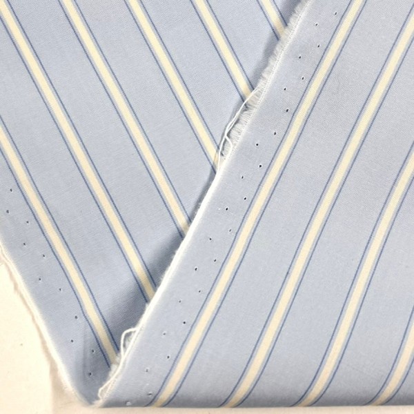 Tissu coton popeline bleu clair poudré à rayures blanches - Haute couture Tissu coton popeline bleu clair poudré à rayures blanches - Haute couture