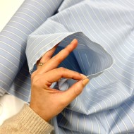 Tissu coton popeline bleu clair poudré à rayures blanches - Haute couture