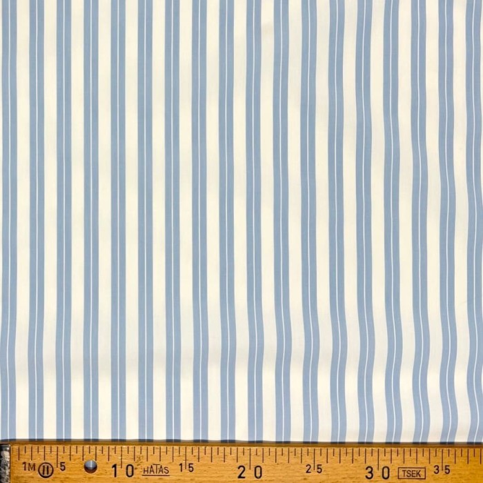 Tissu coton popeline à rayures bleu clair poudré et blanches - Haute couture Tissu coton popeline à rayures bleu clair poudré et blanches - Haute couture