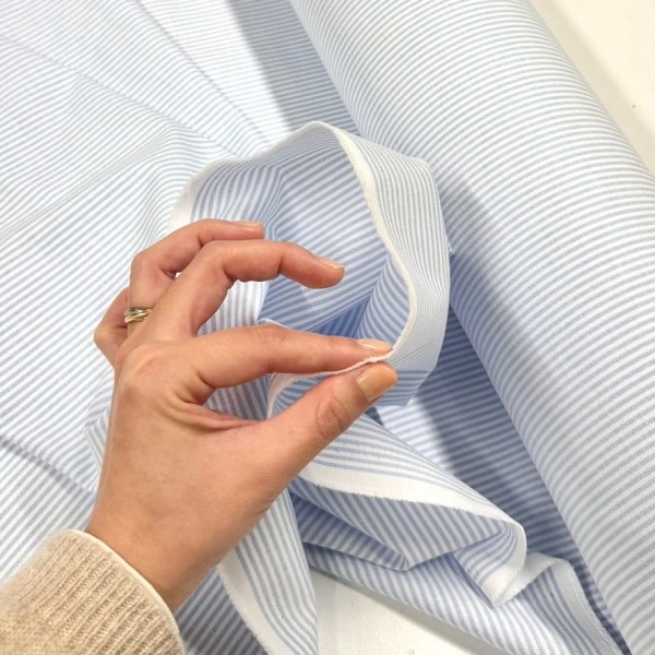 Tissu coton oxford chambray à petites rayures bleu clair et blanches - Haute couture Tissu coton oxford chambray à petites rayures bleu clair et blanches - Haute couture