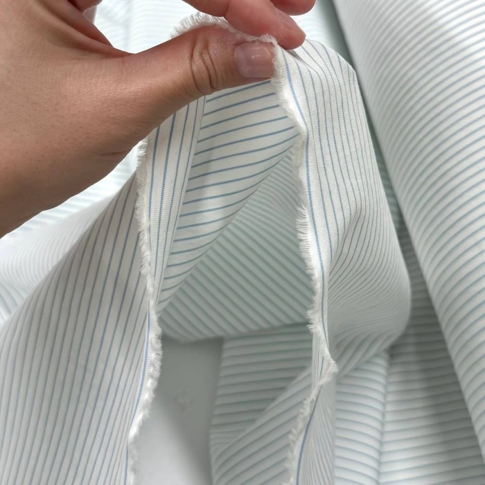 Tissu coton popeline blanc à rayures bleu ciel - Haute couture