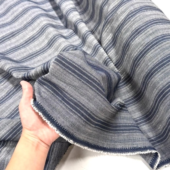 Tissu jeans coton à rayures texturées bleu marine et gris chiné avec lurex Tissu jeans coton à rayures texturées bleu marine et gris chiné avec lurex