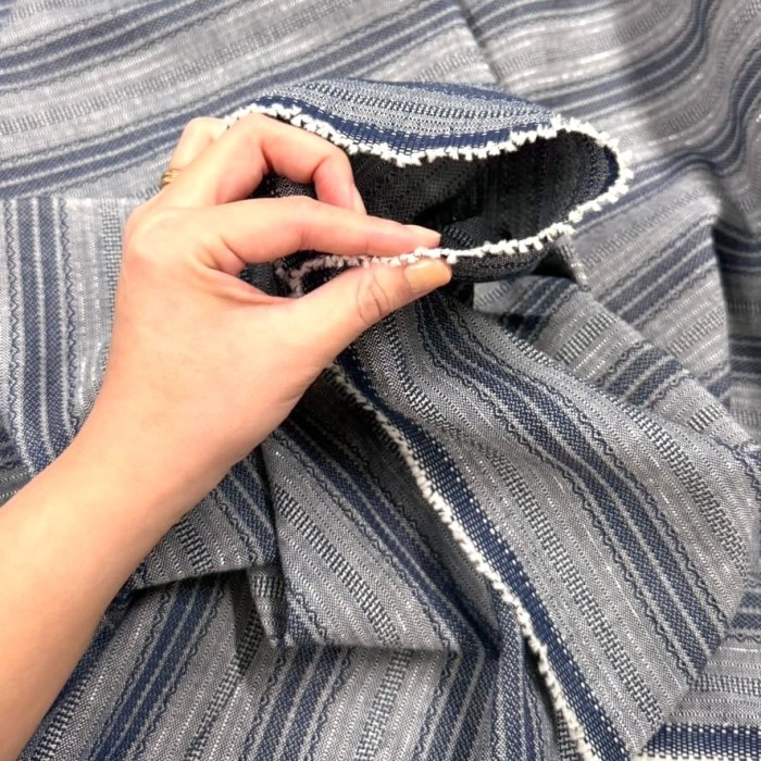 Tissu jeans coton à rayures texturées bleu marine et gris chiné avec lurex Tissu jeans coton à rayures texturées bleu marine et gris chiné avec lurex