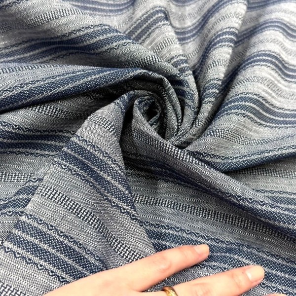 Tissu jeans coton à rayures texturées bleu marine et gris chiné avec lurex Tissu jeans coton à rayures texturées bleu marine et gris chiné avec lurex