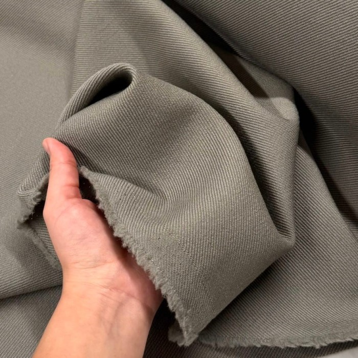 Tissu 100% laine vierge sergé gris taupe - haute couture Tissu 100% laine vierge sergé gris taupe - haute couture