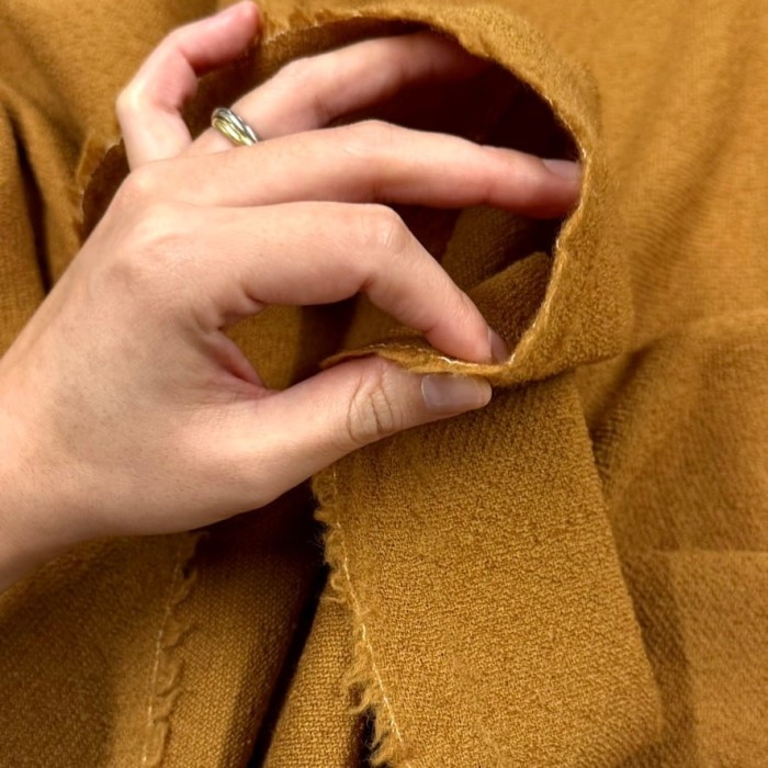 Tissu en pure laine fine texturée camel Tissu en pure laine fine texturée camel