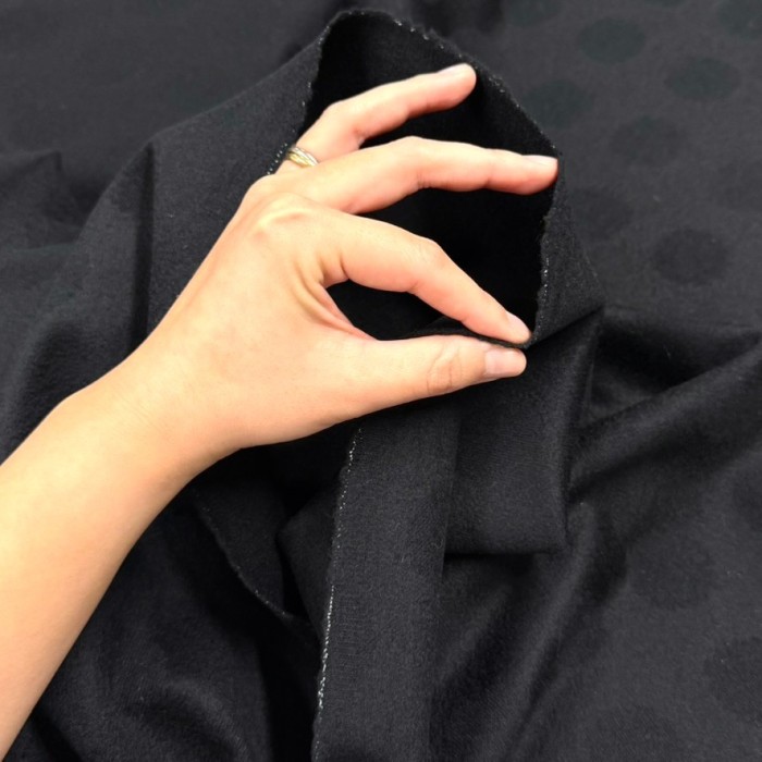Tissu laine polyester à pois noirs sur fond noir Tissu laine polyester à pois noirs sur fond noir
