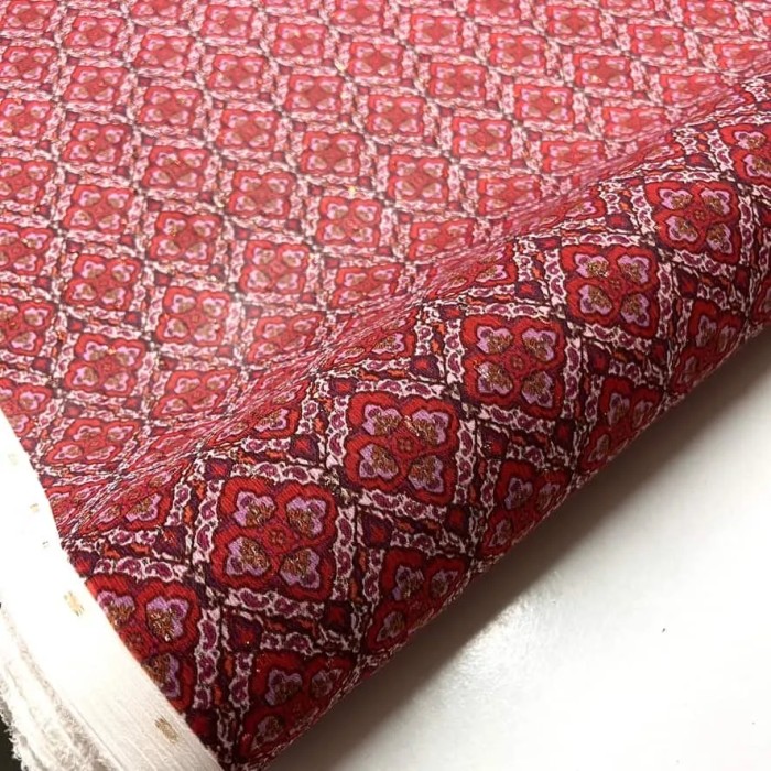 Tissu voile de polyester à fleurs arabesque rouge rose