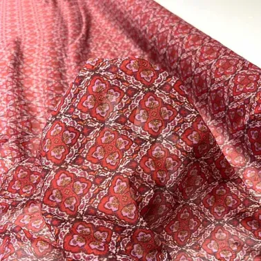 Tissu voile de polyester à fleurs arabesque rouge rose