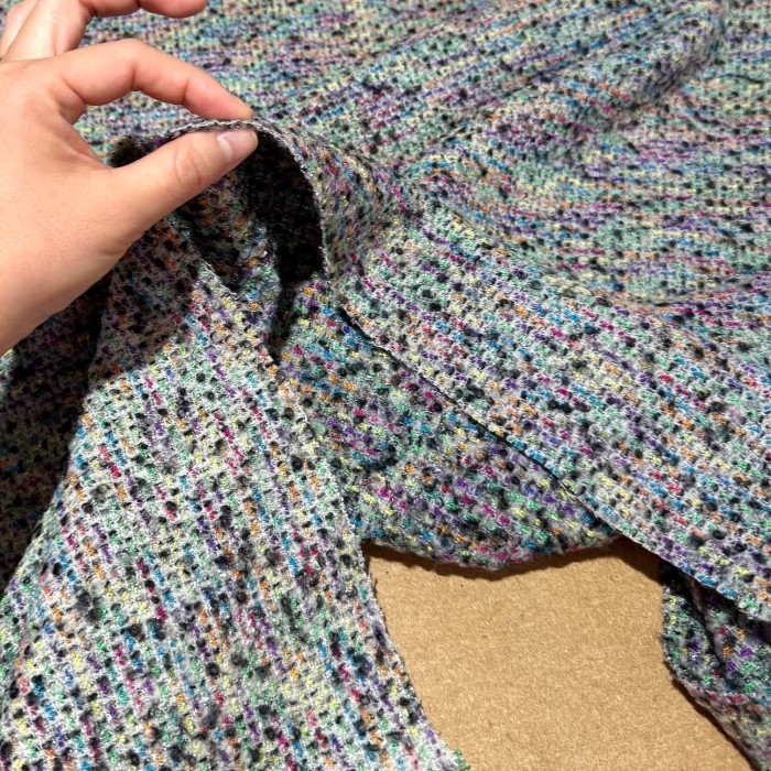 Tissu tweed laine et polyester multicolore avec un fond gris Tissu tweed laine et polyester multicolore avec un fond gris