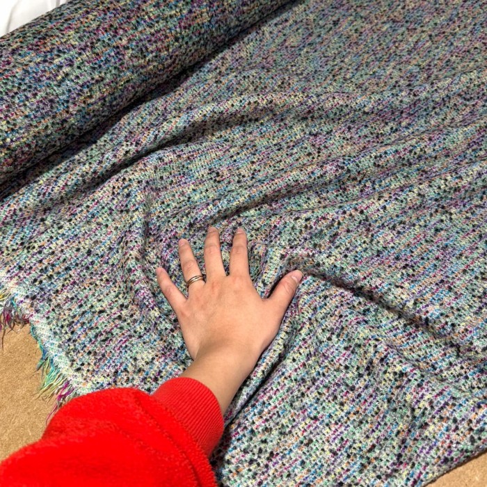 Tissu tweed laine et polyester multicolore avec un fond gris Tissu tweed laine et polyester multicolore avec un fond gris